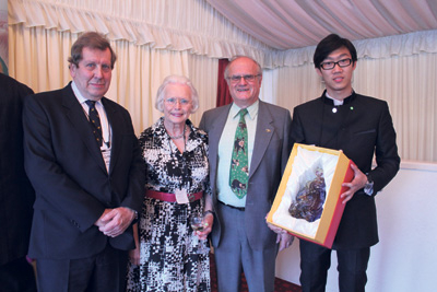 英国华社庆女王登基六十周年 献“传世珐琅御座